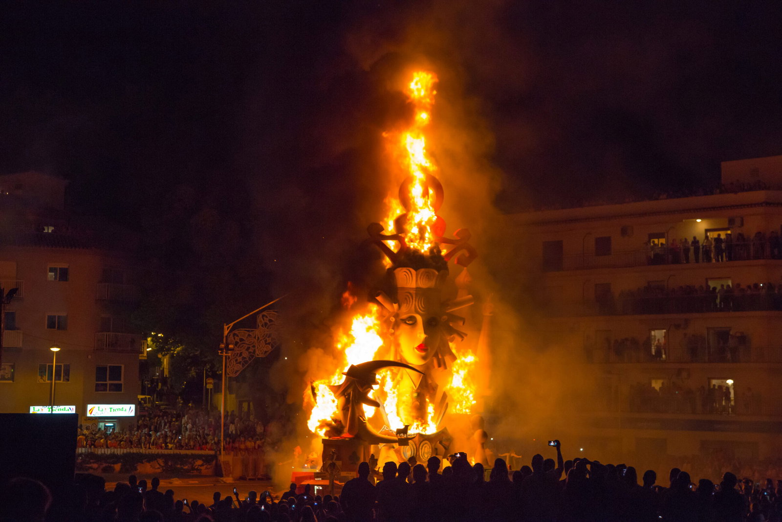 Фестиваль Fogueres de Sant Joan оживляє Javea в червні
